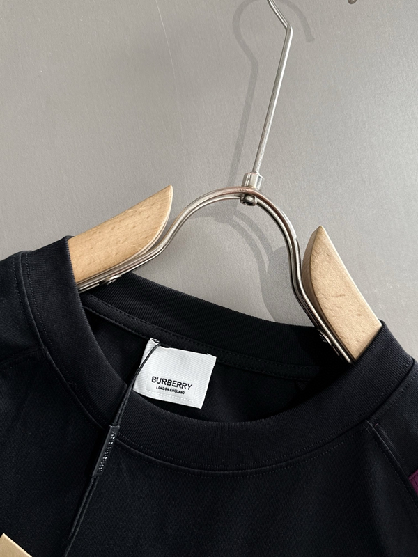 ブランドTシャツ側面デザイン